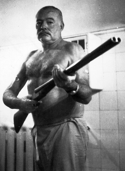 ernest-hemingway-2-luglio-1961-mise-in-bocca-le-canne-del-suo-fucile-preferito-e-premette-il-grilletto