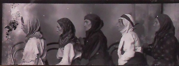 Foto_Archivio_Marubi_3trenino-donne