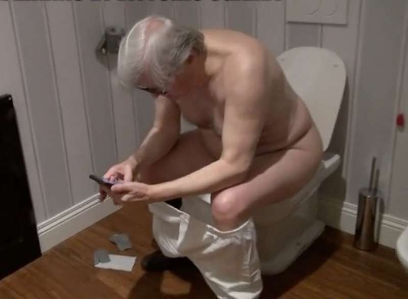 vittorio-sgarbi-sul-wc-899468